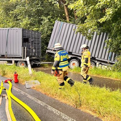 FW Xanten: Kollision zweier LKW in Birten