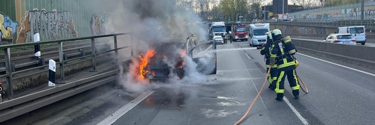 FW-BO: Auto in Vollbrand - A40 voll gesperrt