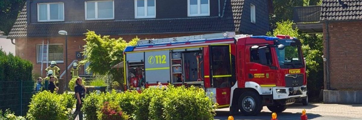 FW-RE: Wohnungsbrand - Küche in Vollbrand - eine Person aus Wohnung gerettet