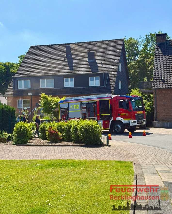 FW-RE: Wohnungsbrand - Küche in Vollbrand - eine Person aus Wohnung gerettet