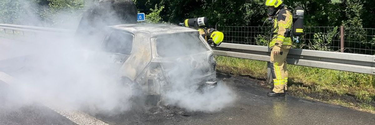 FW Alpen: Pkw Brand auf der Autobahn