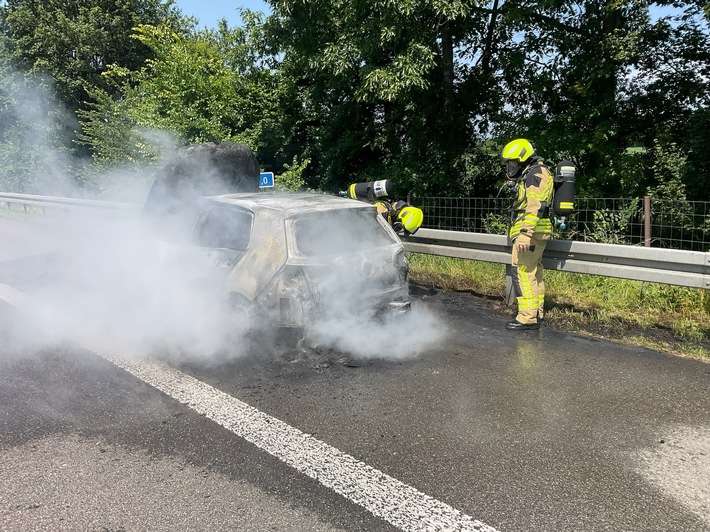 FW Alpen: Pkw Brand auf der Autobahn