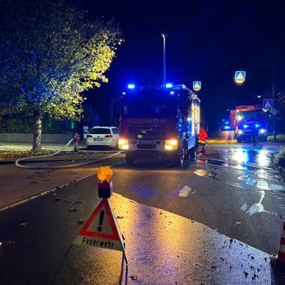 KFV Bodenseekreis: Küchenbrand in Altheim: Feuerwehr rettet Bewohner über Leiter