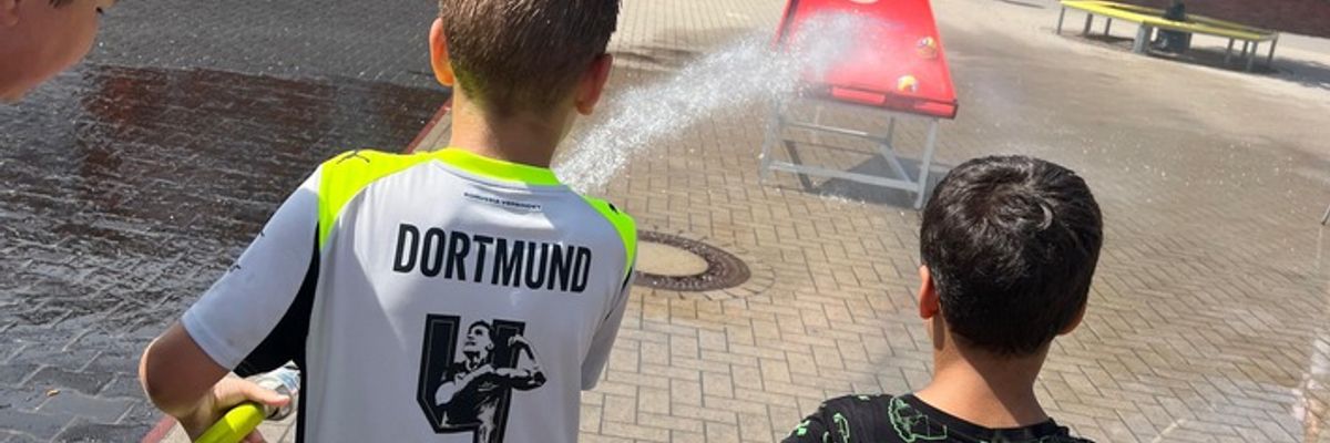 FW-WRN: Feuerwehr Werne sorgt für Abkühlung in der Ferienbetreuung der Uhlandschule