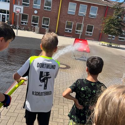 FW-WRN: Feuerwehr Werne sorgt für Abkühlung in der Ferienbetreuung der Uhlandschule