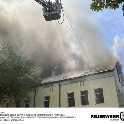 FW-M: Zwei Dachstuhlbrände fordern zahlreiche Einsatzkräfte der Branddirektion (München)