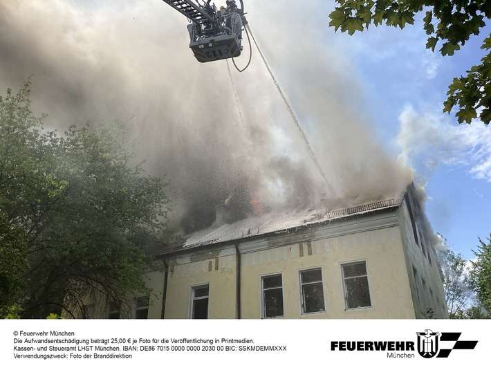 FW-M: Zwei Dachstuhlbrände fordern zahlreiche Einsatzkräfte der Branddirektion (München)