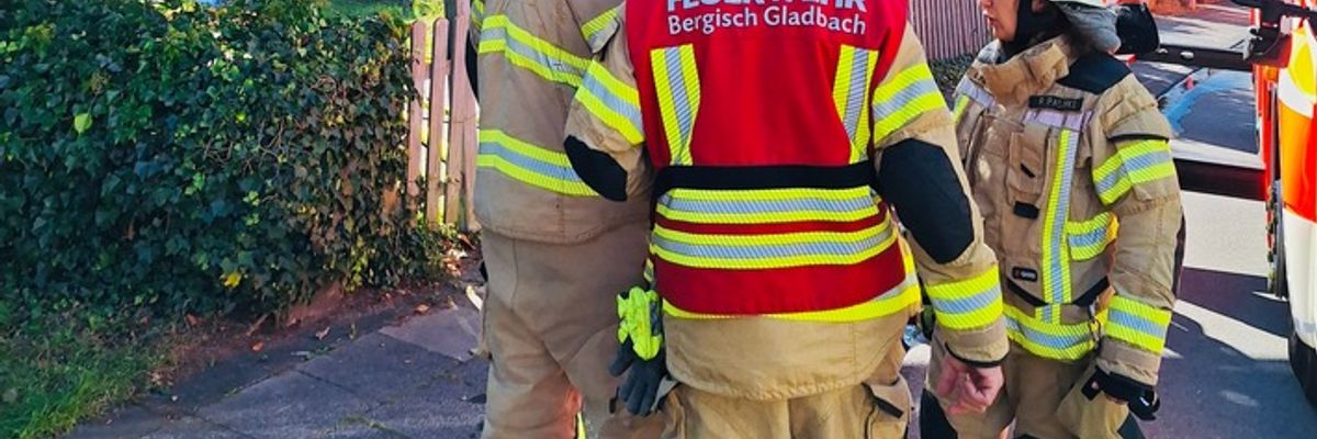 FW-GL: Zwei verletzte Personen bei Zimmerbrand in Lustheide