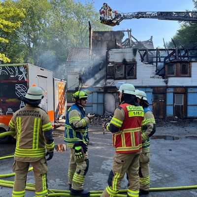 FW Bremerhaven: Bootshaus Speckenbüttel brennt - Einsatzkräfte der Feuerwehr und Hilfsorganisationen im Einsatz