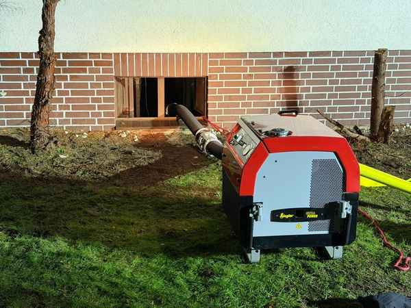 FW Celle: Wasserrohrbruch - Keller unter Wasser!