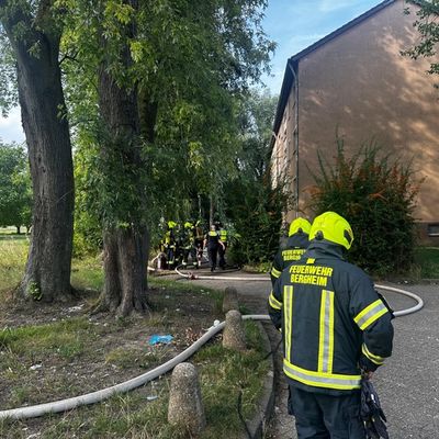 FW Bergheim: Feuerwehr rettet mehrere Personen bei Kellerbrand in Bergheim Sieben Personen über Leitern aus Mehrfamilienhaus gerettet - Feuerwehr brachte Brand schnell unter Kontrolle