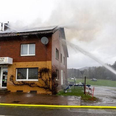 FW Porta Westfalica: 25.03.2026 - Dachstuhlbrand in Eisbergen / Bäckerei betroffen