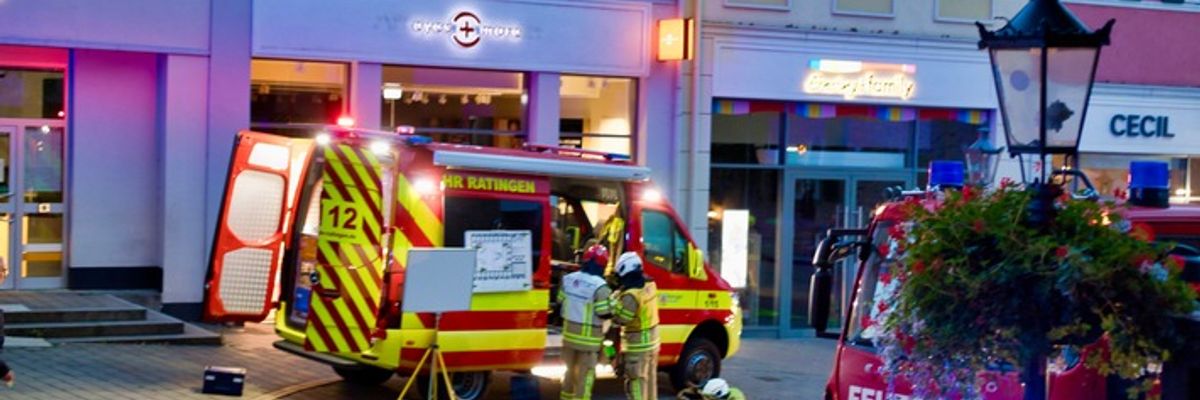 FW Ratingen: Feuerwehr Ratingen trainiert Einsatz an St. Peter und Paul