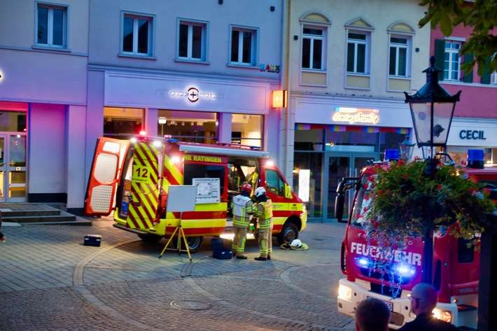 FW Ratingen: Feuerwehr Ratingen trainiert Einsatz an St. Peter und Paul