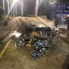 FW-KLE: Brand eines Müllcontainers auf Betriebsgelände - Feuerwehr im nächtlichen Einsatz