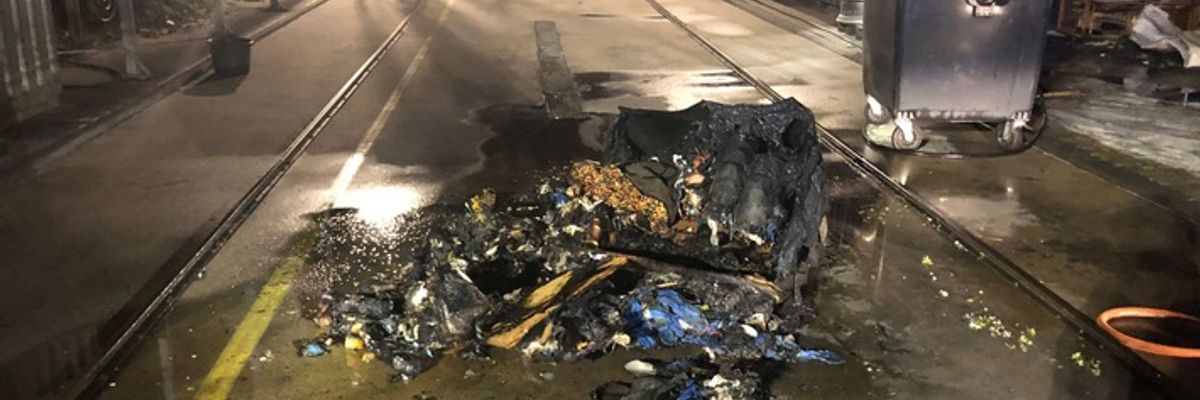 FW-KLE: Brand eines Müllcontainers auf Betriebsgelände - Feuerwehr im nächtlichen Einsatz