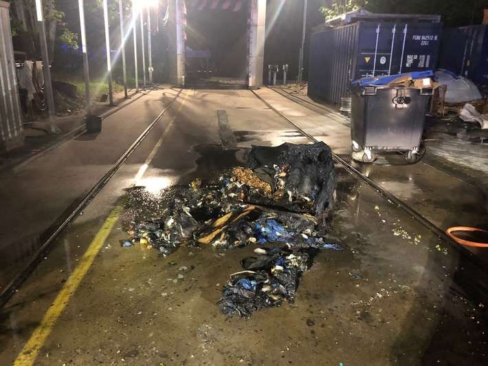FW-KLE: Brand eines Müllcontainers auf Betriebsgelände - Feuerwehr im nächtlichen Einsatz