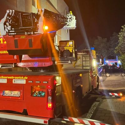 FW-AUR: Menschenrettung bei nächtlichem Kellerbrand in Mehrfamilienhaus