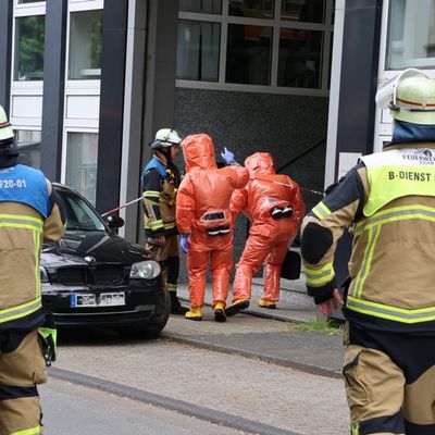 FW-E: Gefahrguteinsatz nach Atemwegsreizung - Unbekannte Substanz sorgt für Großeinsatz