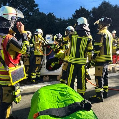 FW-BO: Verkehrsunfall auf der A40: Schwerverletzte Person nach technischer Rettung aus Fahrzeug befreit