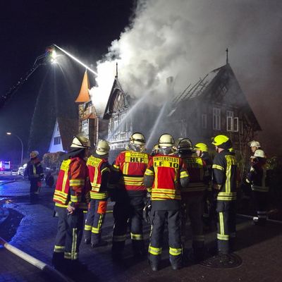 FW-ROW: Wohnhausbrand in Rotenburg - Großbrand in der Nacht