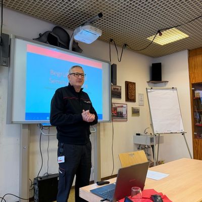 FW Weinheim: Führungsseminar der Weinheimer Feuerwehr - Führung trainieren, Zusammenarbeit stärken