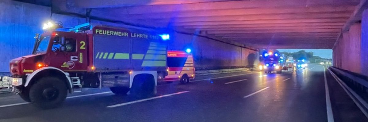 FW Lehrte: Qualmende Achse beim Schwertransporter sorgt für Feuerwehreinsatz