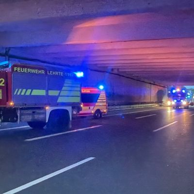FW Lehrte: Qualmende Achse beim Schwertransporter sorgt für Feuerwehreinsatz