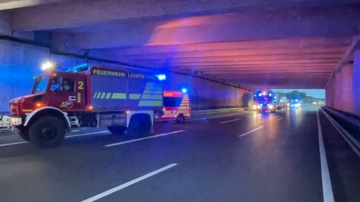 FW Lehrte: Qualmende Achse beim Schwertransporter sorgt für Feuerwehreinsatz