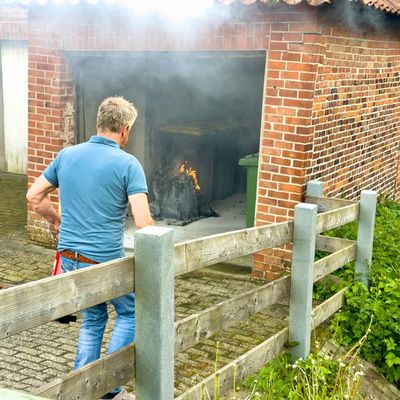 FW-OLL: Mülltonnenbrand in Garage - schnelles Eingreifen verhindert Brandausbreitung