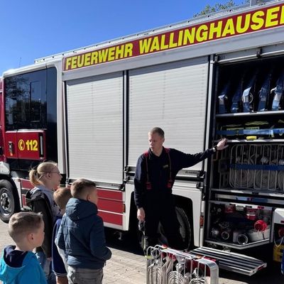 FW-AUR: Neugieriger Besuch bei der Feuerwehr
