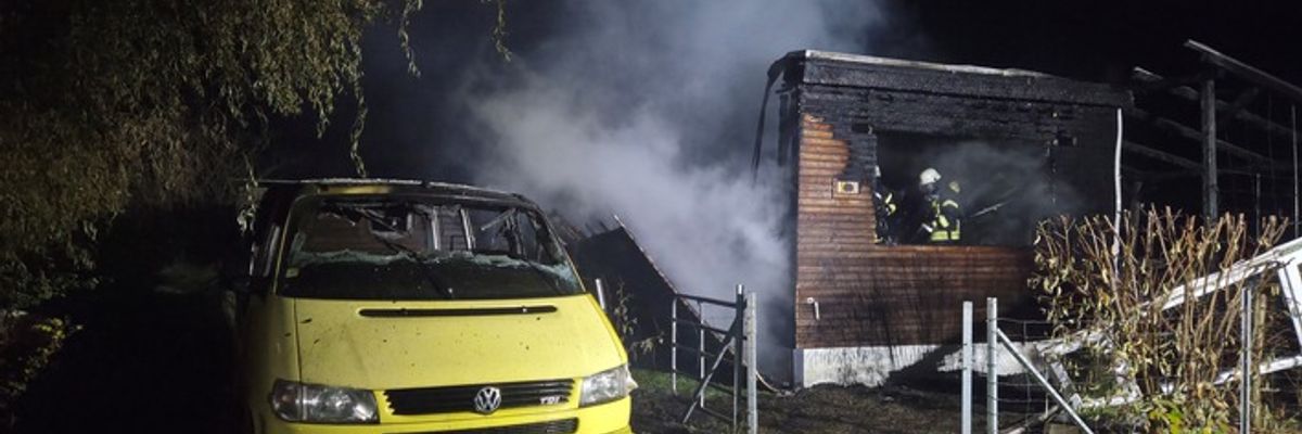FW-ROW: Mobilheim in Lauenbrück in Vollbrand - Drei Verletzte und schwierige Löschwasserversorgung