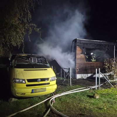 FW-ROW: Mobilheim in Lauenbrück in Vollbrand - Drei Verletzte und schwierige Löschwasserversorgung