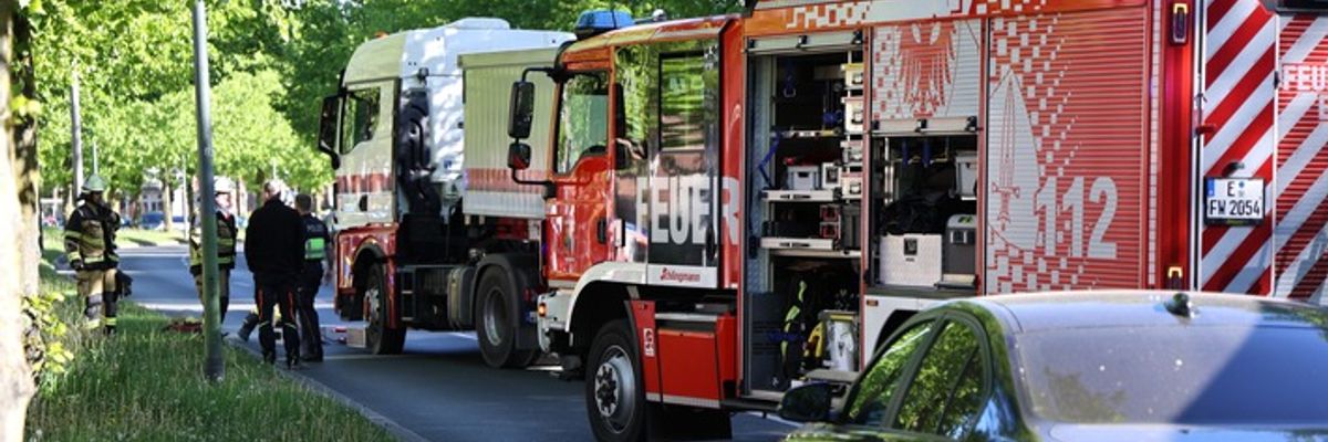 FW-E: Person von Lkw erfasst