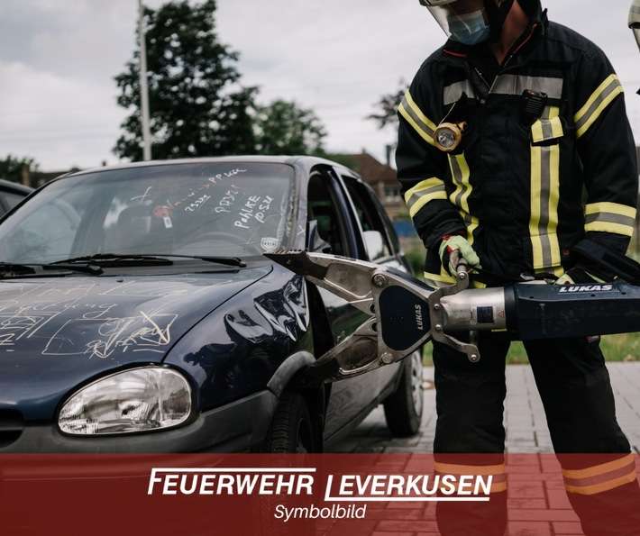 FW-LEV: Verkehrsunfall zwischen PKW und LKW - BAB 3 Fahrtrichtung Oberhausen