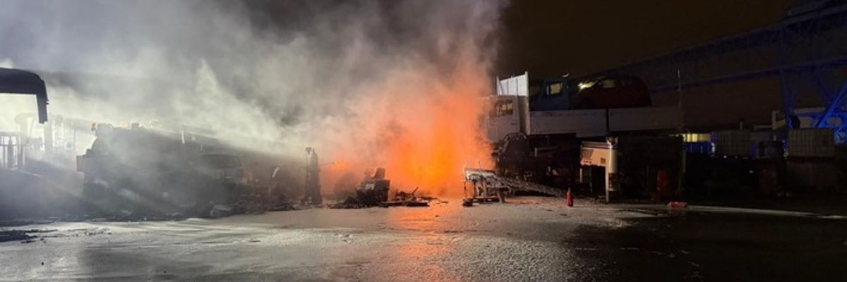 FW-E: Feuer auf Firmengelände - Brennende LKW-Reifen im Industriehafen