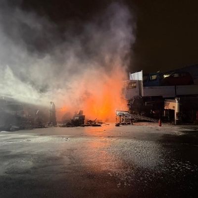 FW-E: Feuer auf Firmengelände - Brennende LKW-Reifen im Industriehafen