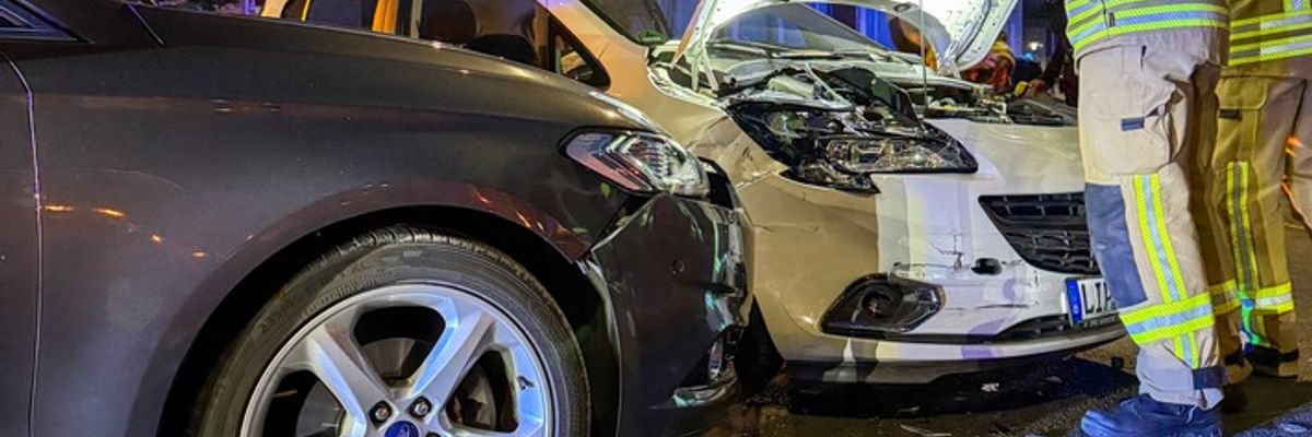 FW-DT: Zwei Einsätze kurz nacheinander - Verkehrsunfall und brennender Mülleimer