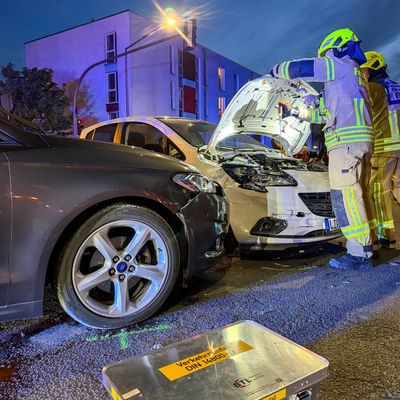 FW-DT: Zwei Einsätze kurz nacheinander - Verkehrsunfall und brennender Mülleimer