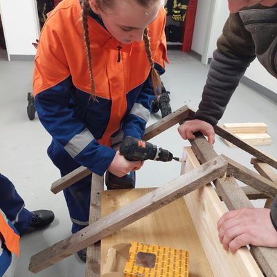 FW-AR: Breitenbrucher Jugendfeuerwehr baut Entenhaus
