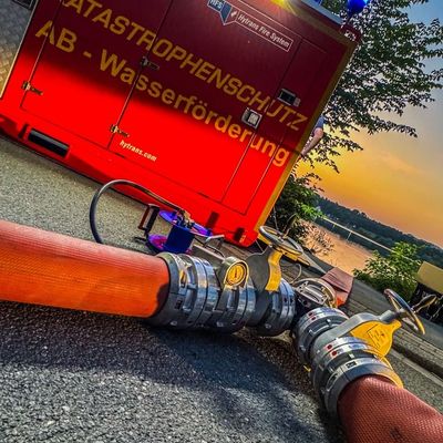 FW Kreis Soest: Zweite Folgemeldung zum Waldbrand in Möhnesee: Brand unter Kontrolle - Löscharbeiten dauern an