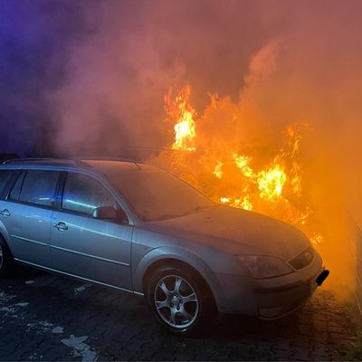 FW Lage: Feuer 1 / PKW Brand innerorts - 25.05.2025 - 01:02 Uhr