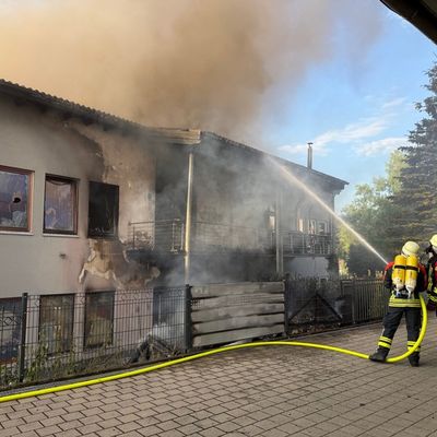 FW Überlingen: Brand eines Wohn- und Geschäftshauses im Überlinger Industriegebiet / massiver Löschangriff über mehrere Angriffsleitungen