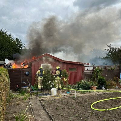 FW Helmstedt: Brennen mehrere Gartenlauben in voller Ausdehnung