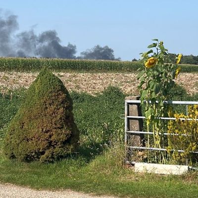 FW Sonsbeck: Brennende Strohpresse auf einem Feld in Labbeck