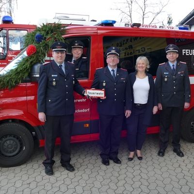 FW Südheide: Stützpunktfeuerwehr Beckedorf freut sich über die offizielle Übergabe eines neuen Mannschaftstransportfahrzeugs