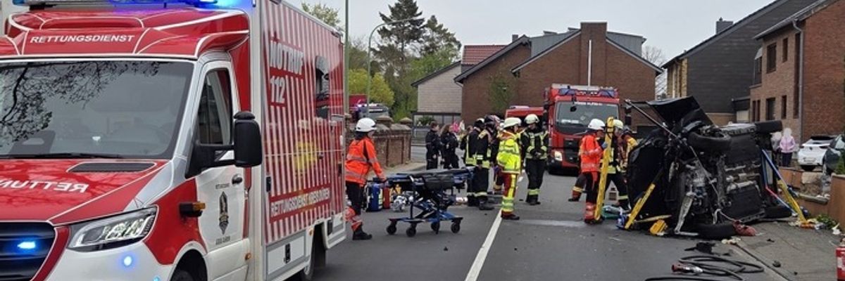 FW Düren: Verkehrsunfall in Düren-Birkesdorf - Pkw-Fahrerin nach Alleinunfall befreit