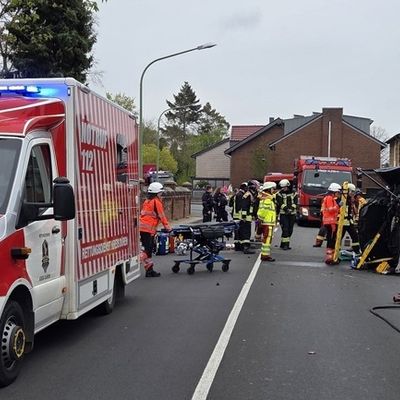 FW Düren: Verkehrsunfall in Düren-Birkesdorf - Pkw-Fahrerin nach Alleinunfall befreit