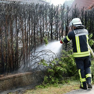 FW Hambühren: Unkraut abflammen? Keine gute Idee! - Feuerwehr Hambühren rückt zu Heckenbrand aus