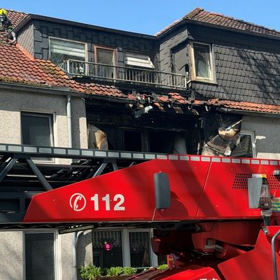 FW-OB: Balkonbrand greift auf Wohnung und Teile des Daches über